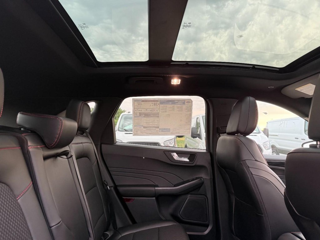Ford Escape Vehicle Full-screen Gallery Image 17