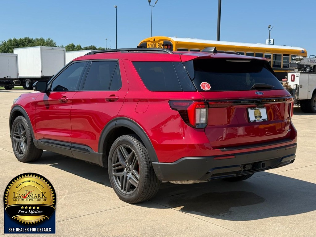 Ford Explorer Vehicle Full-screen Gallery Image 7