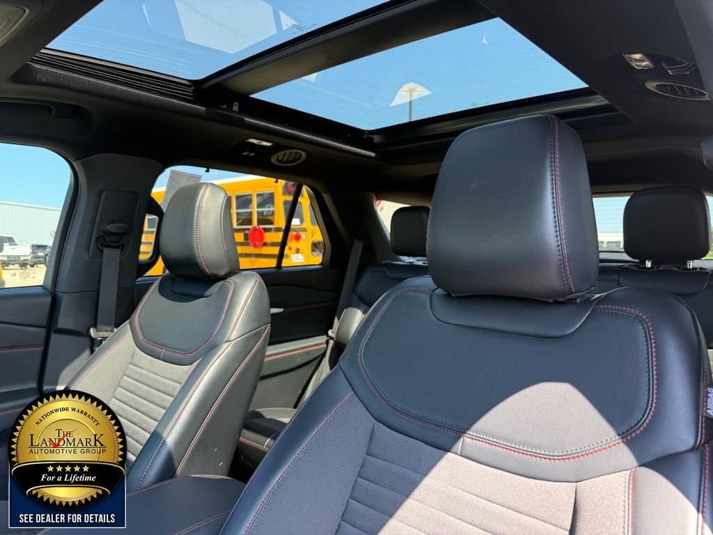 Ford Explorer Vehicle Full-screen Gallery Image 9
