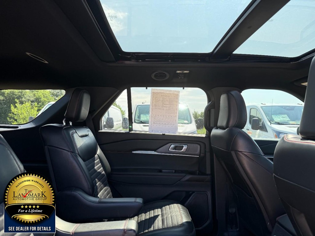 Ford Explorer Vehicle Full-screen Gallery Image 15