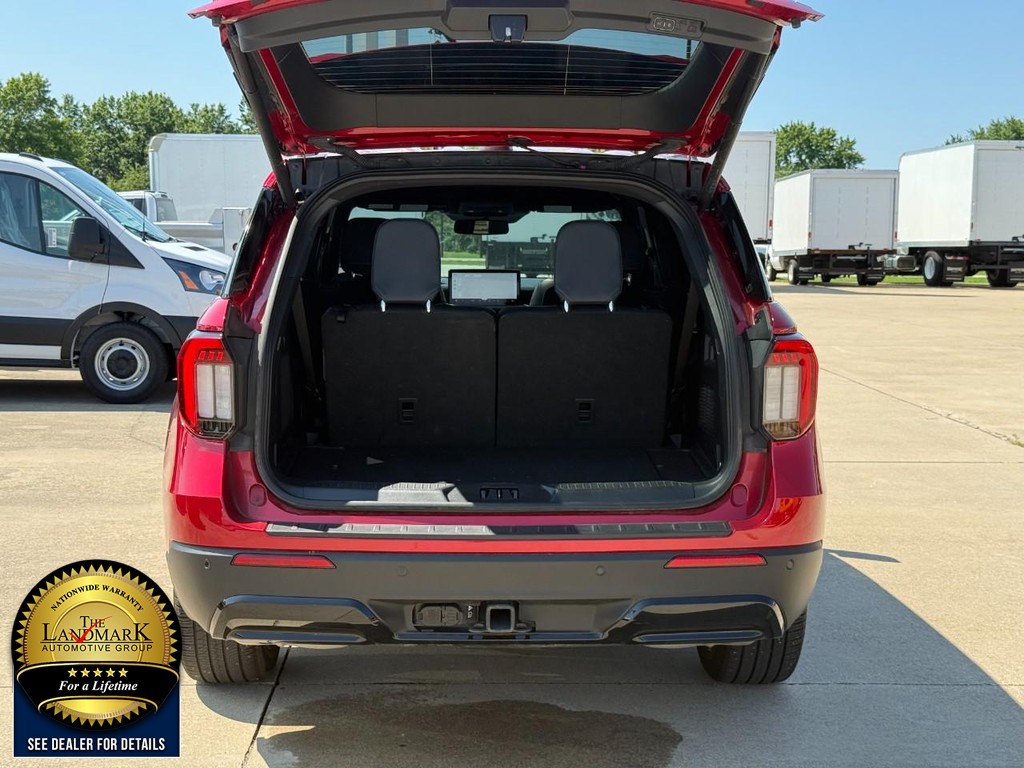 Ford Explorer Vehicle Full-screen Gallery Image 21