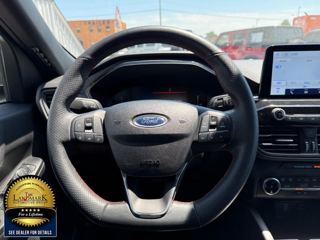 Ford Escape Vehicle Full-screen Gallery Image 16