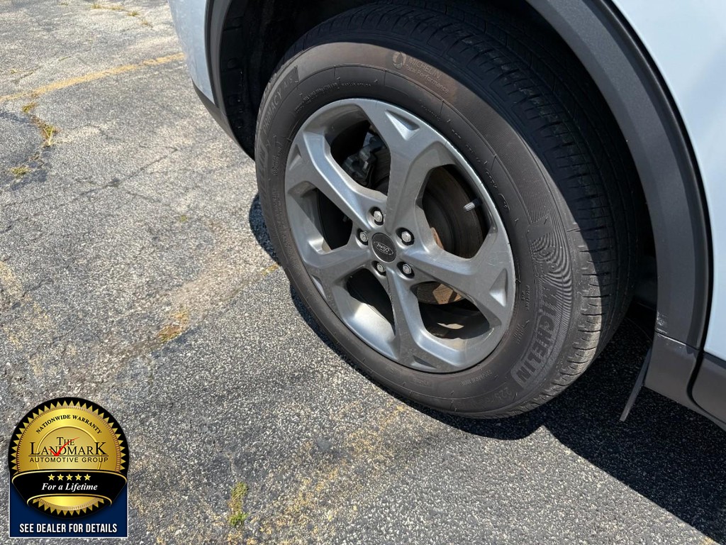 Ford Escape Vehicle Full-screen Gallery Image 19