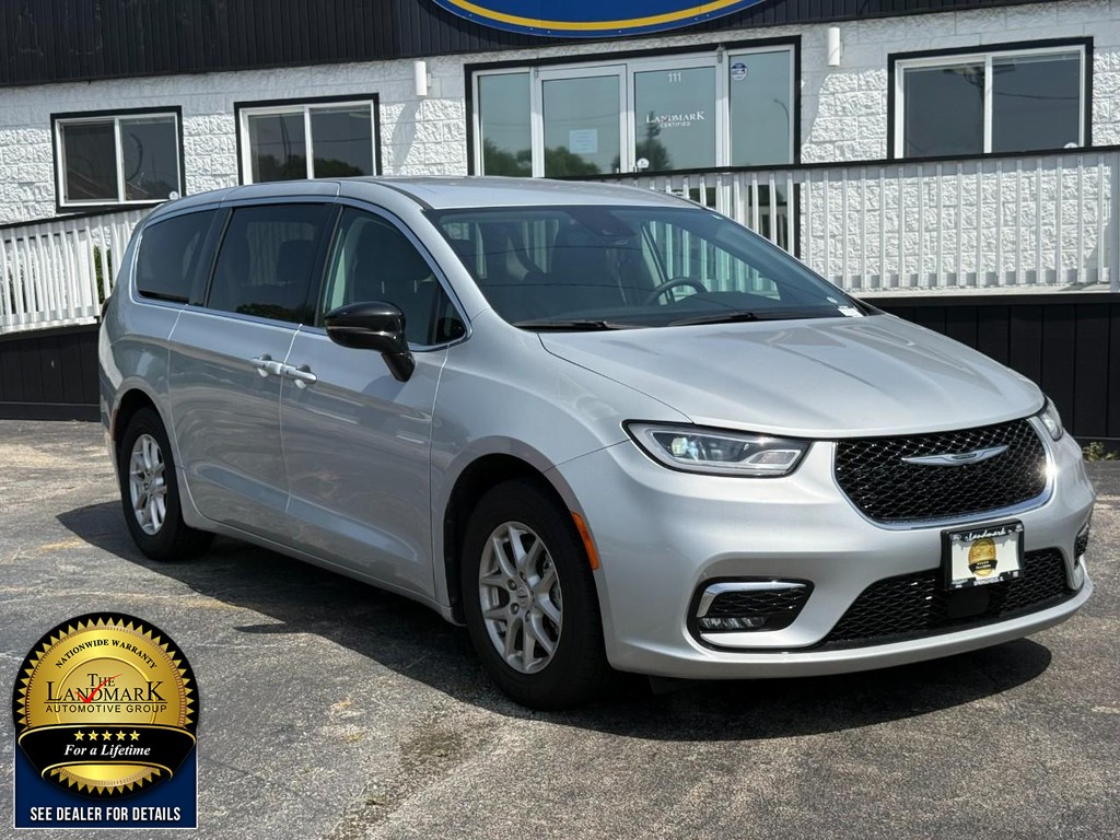 Chrysler Pacifica Vehicle Full-screen Gallery Image 03