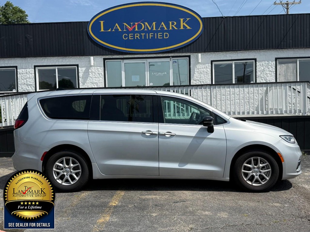 Chrysler Pacifica Vehicle Full-screen Gallery Image 04