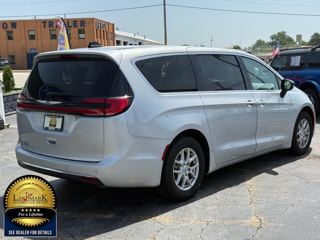 Chrysler Pacifica Vehicle Full-screen Gallery Image 05