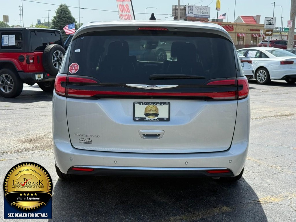 Chrysler Pacifica Vehicle Full-screen Gallery Image 06