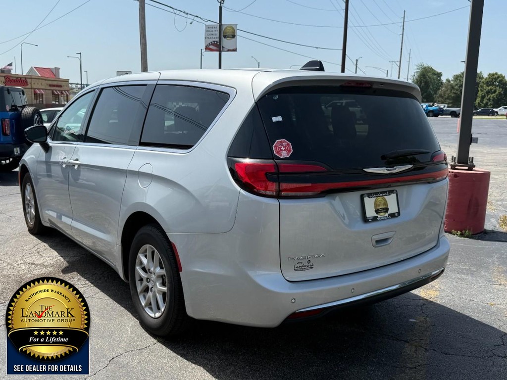 Chrysler Pacifica Vehicle Full-screen Gallery Image 07