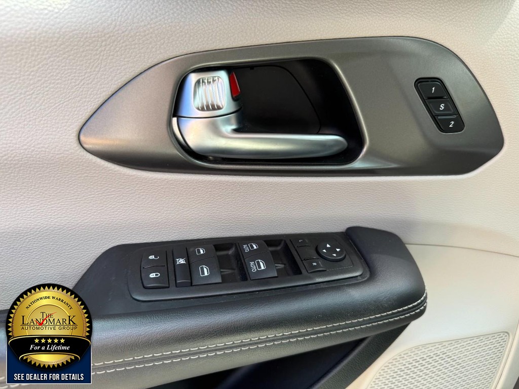 Chrysler Pacifica Vehicle Full-screen Gallery Image 08