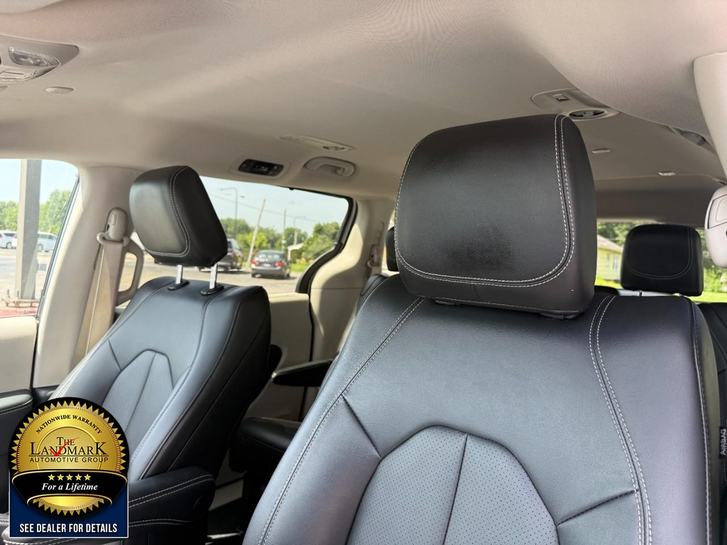 Chrysler Pacifica Vehicle Full-screen Gallery Image 09