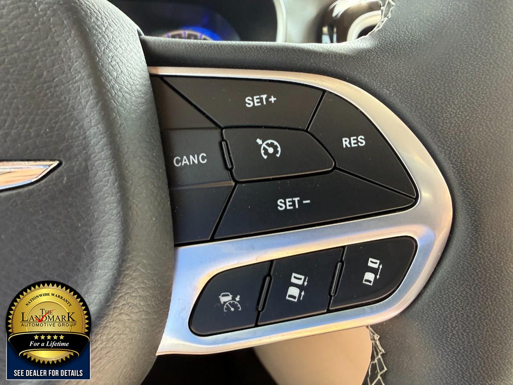 Chrysler Pacifica Vehicle Full-screen Gallery Image 11