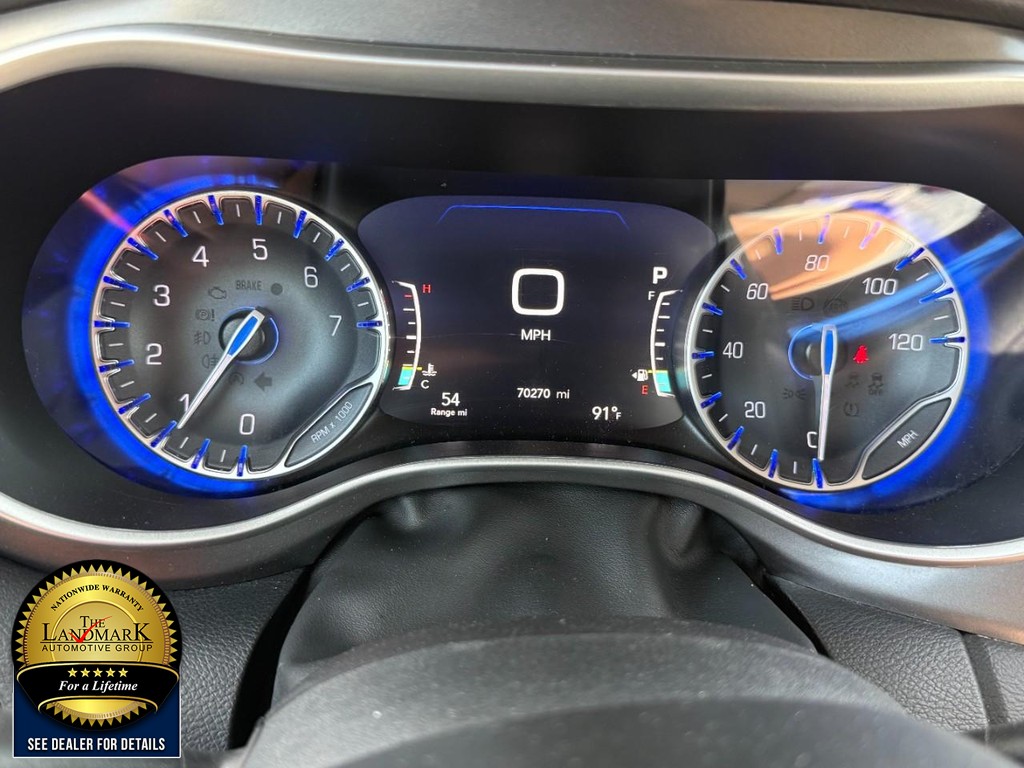 Chrysler Pacifica Vehicle Full-screen Gallery Image 12