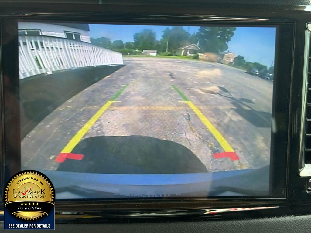 Chrysler Pacifica Vehicle Full-screen Gallery Image 13