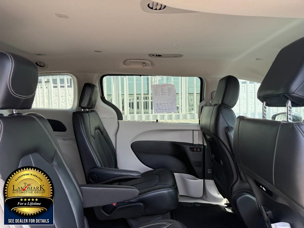 Chrysler Pacifica Vehicle Full-screen Gallery Image 15