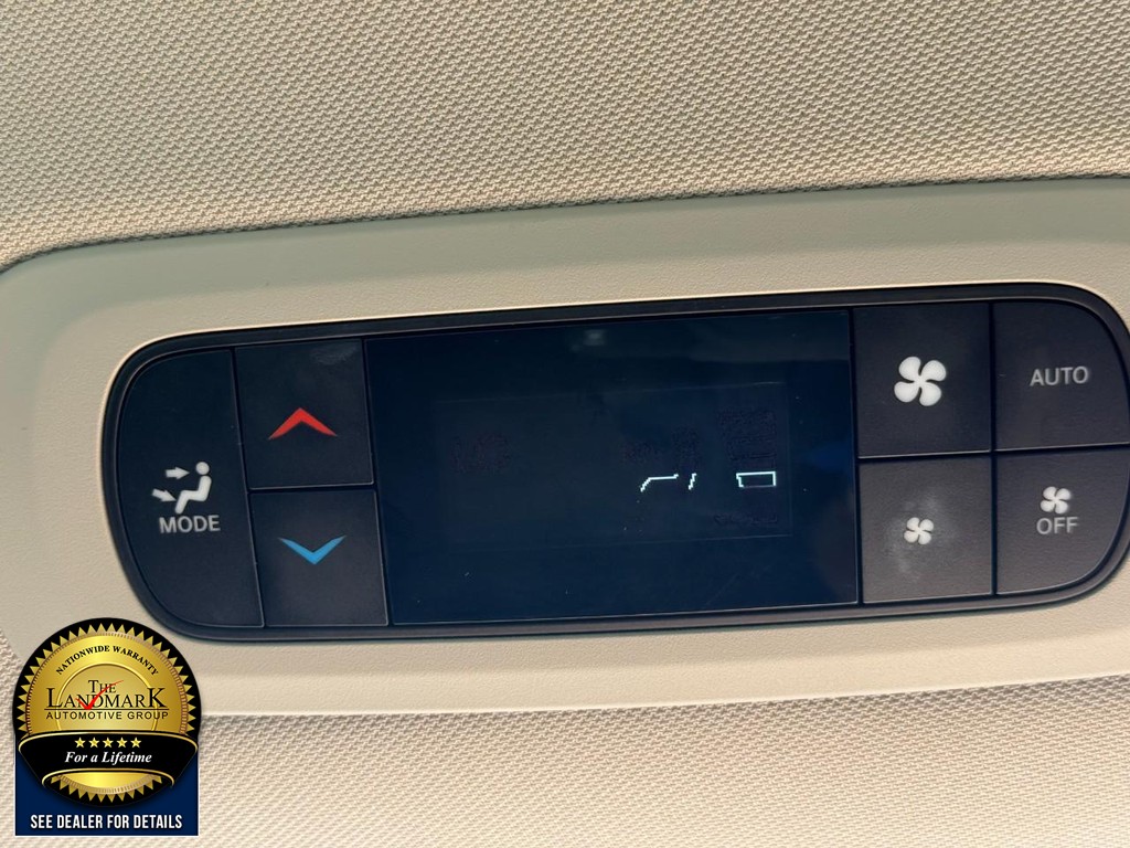 Chrysler Pacifica Vehicle Full-screen Gallery Image 16
