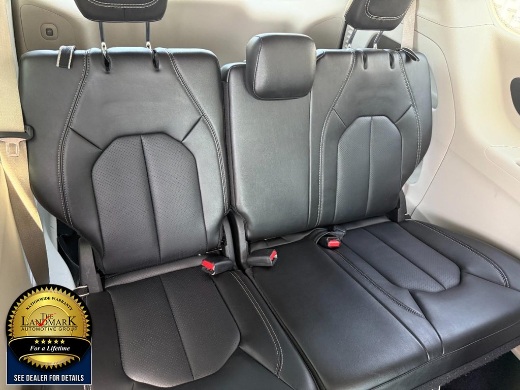 Chrysler Pacifica Vehicle Full-screen Gallery Image 17