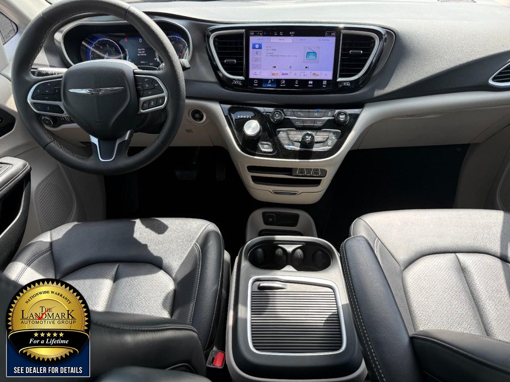 Chrysler Pacifica Vehicle Full-screen Gallery Image 18
