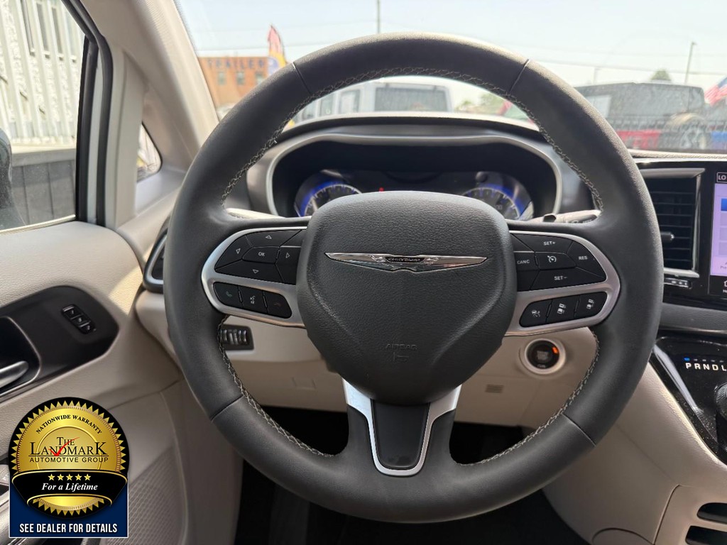 Chrysler Pacifica Vehicle Full-screen Gallery Image 19