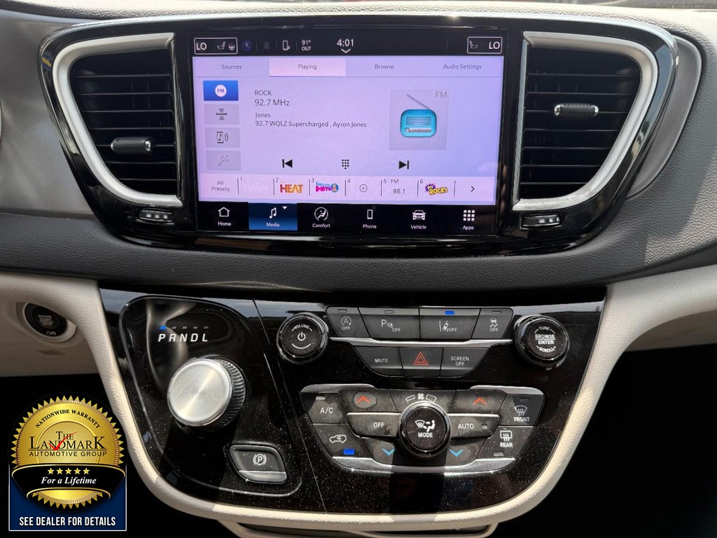 Chrysler Pacifica Vehicle Full-screen Gallery Image 20