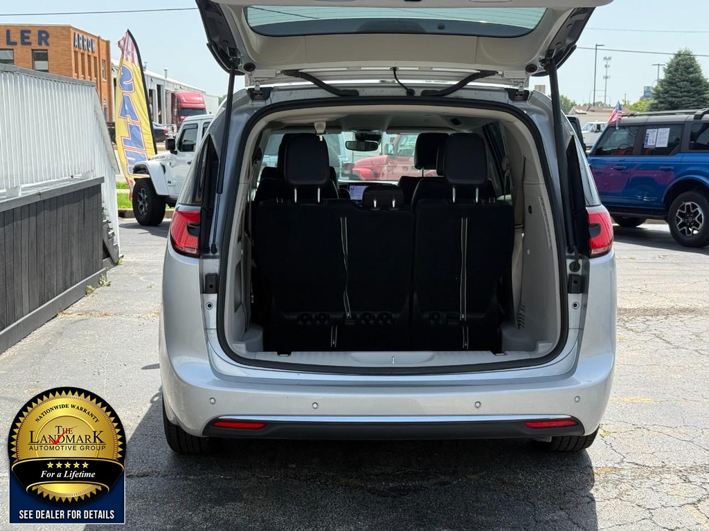 Chrysler Pacifica Vehicle Full-screen Gallery Image 21
