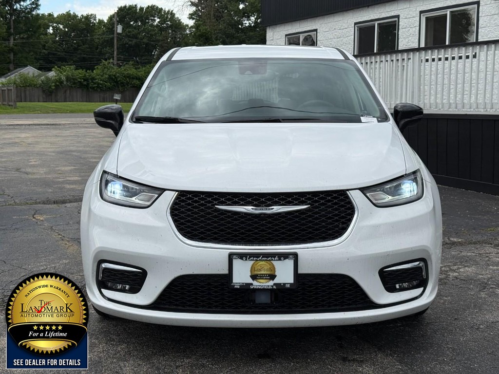 Chrysler Pacifica Vehicle Full-screen Gallery Image 2