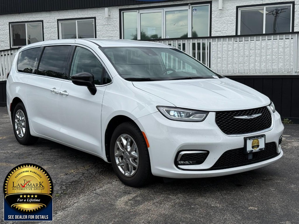 Chrysler Pacifica Vehicle Full-screen Gallery Image 3