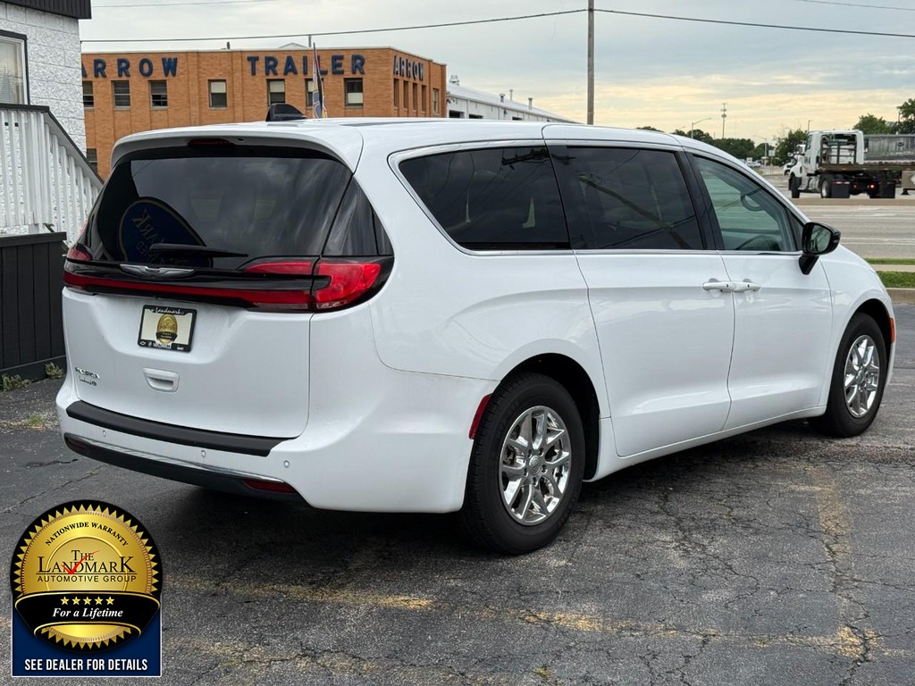 Chrysler Pacifica Vehicle Full-screen Gallery Image 5