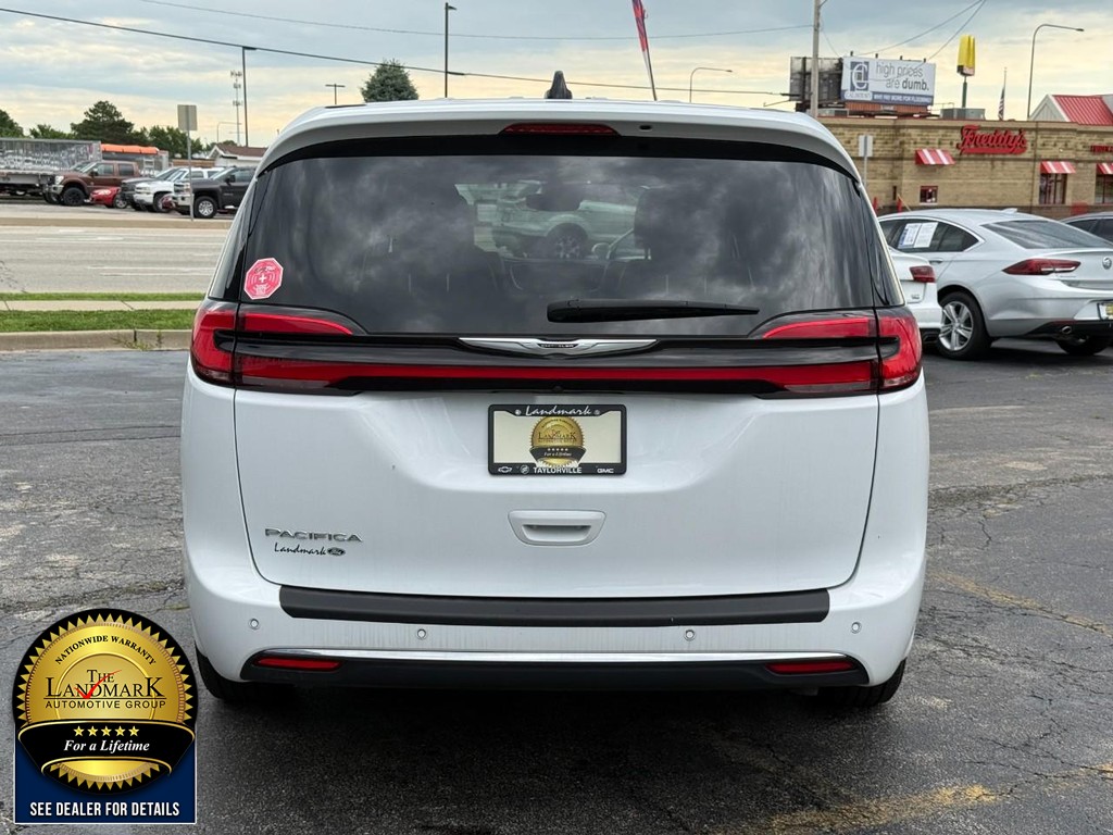Chrysler Pacifica Vehicle Full-screen Gallery Image 6