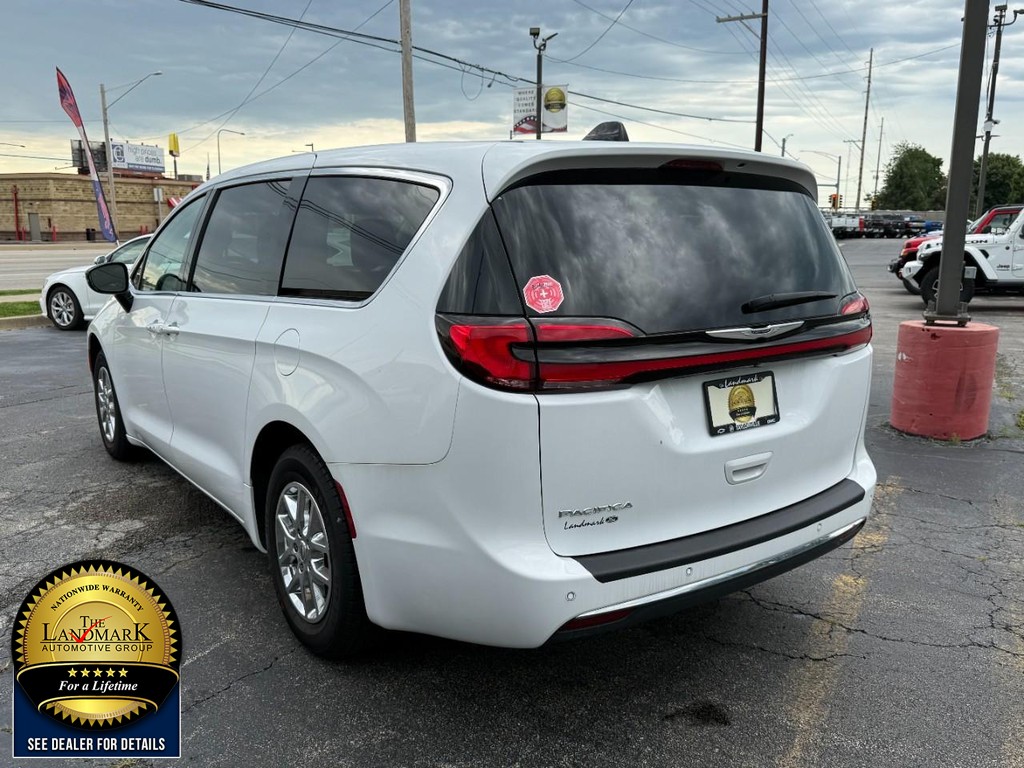 Chrysler Pacifica Vehicle Full-screen Gallery Image 7