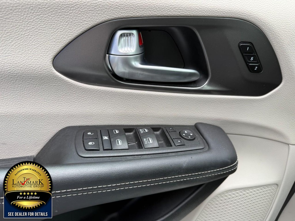 Chrysler Pacifica Vehicle Full-screen Gallery Image 8