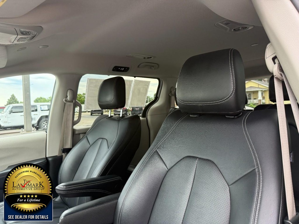 Chrysler Pacifica Vehicle Full-screen Gallery Image 9