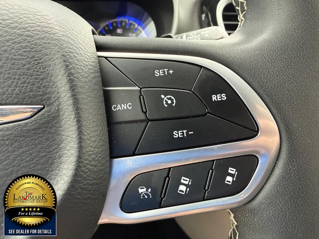 Chrysler Pacifica Vehicle Full-screen Gallery Image 11