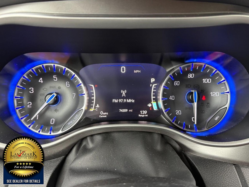 Chrysler Pacifica Vehicle Full-screen Gallery Image 12