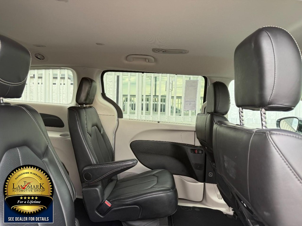 Chrysler Pacifica Vehicle Full-screen Gallery Image 15
