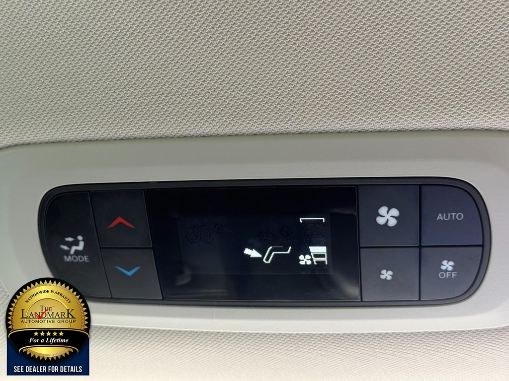 Chrysler Pacifica Vehicle Full-screen Gallery Image 16