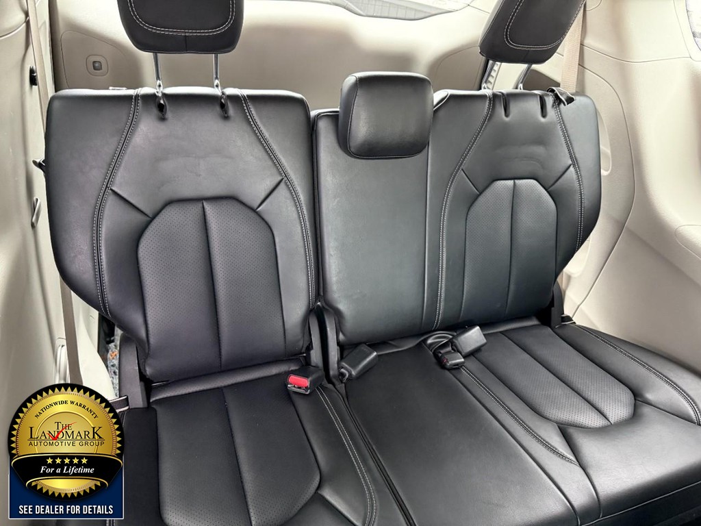 Chrysler Pacifica Vehicle Full-screen Gallery Image 17