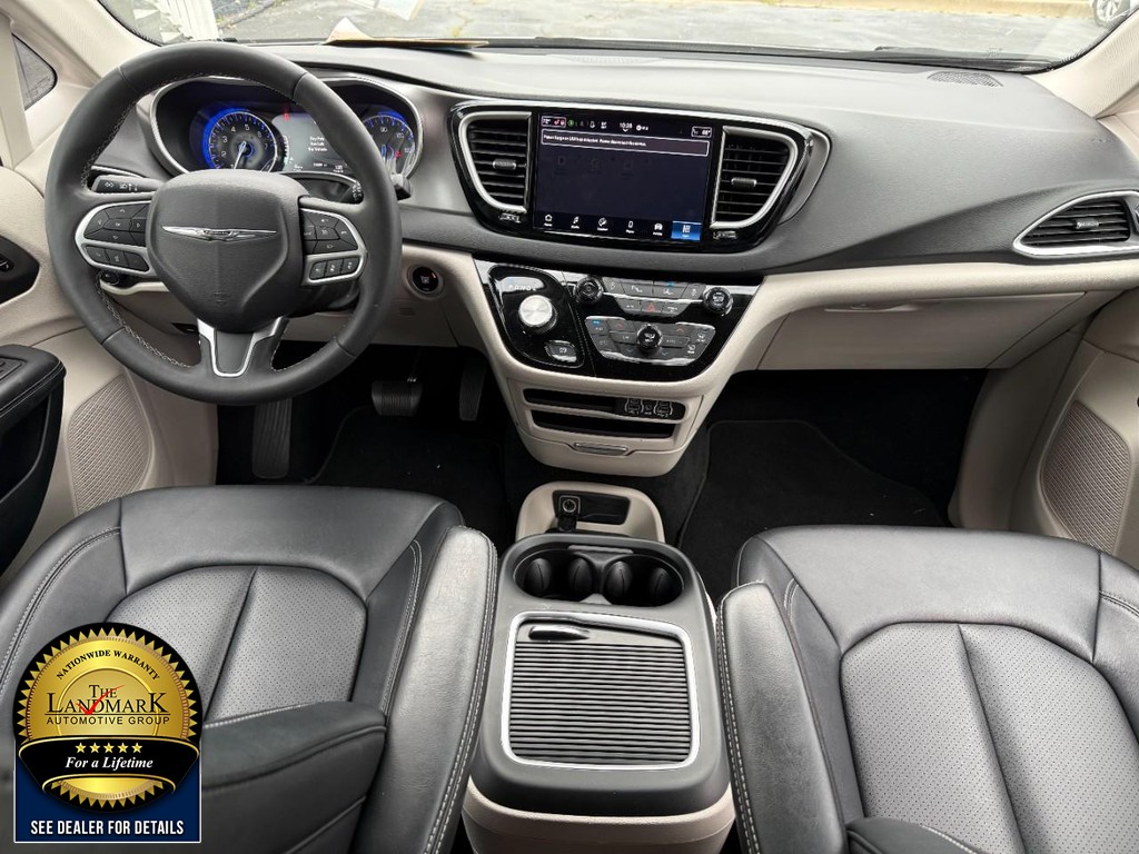 Chrysler Pacifica Vehicle Full-screen Gallery Image 18