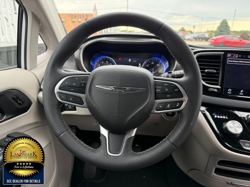 Chrysler Pacifica Vehicle Full-screen Gallery Image 19