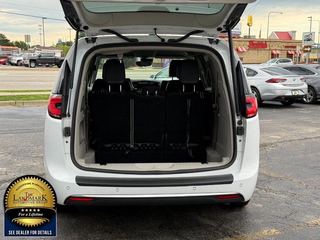 Chrysler Pacifica Vehicle Full-screen Gallery Image 21
