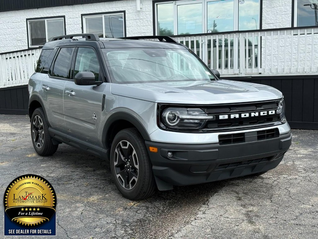 Ford Bronco Sport Vehicle Full-screen Gallery Image 3