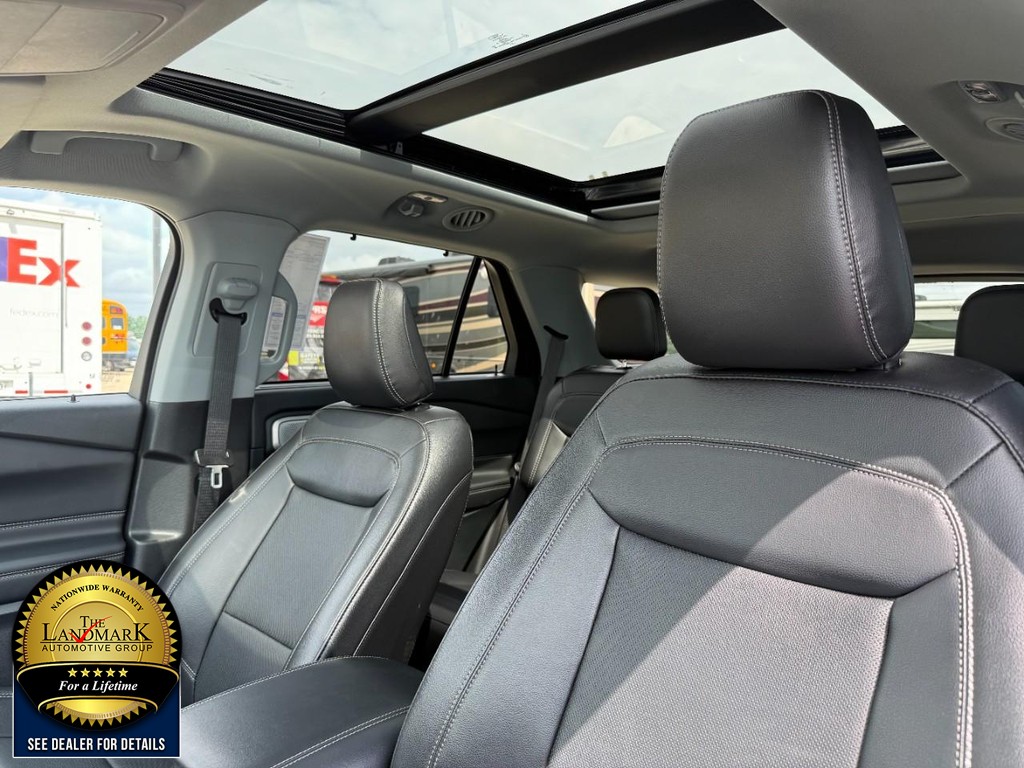 Ford Explorer Vehicle Full-screen Gallery Image 09