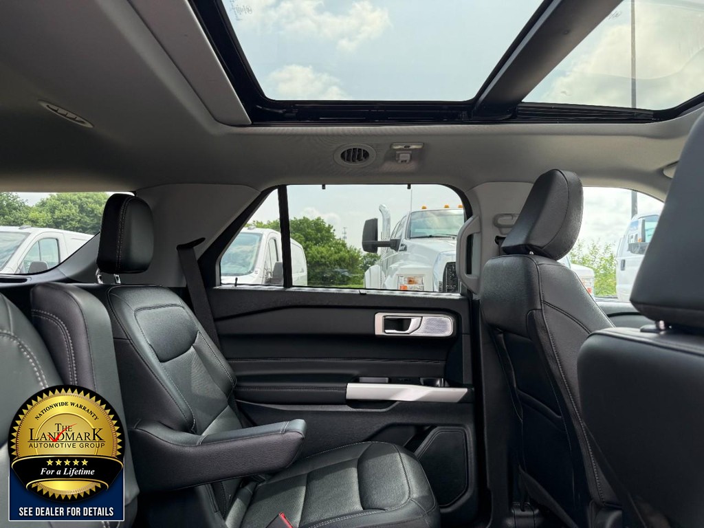 Ford Explorer Vehicle Full-screen Gallery Image 16