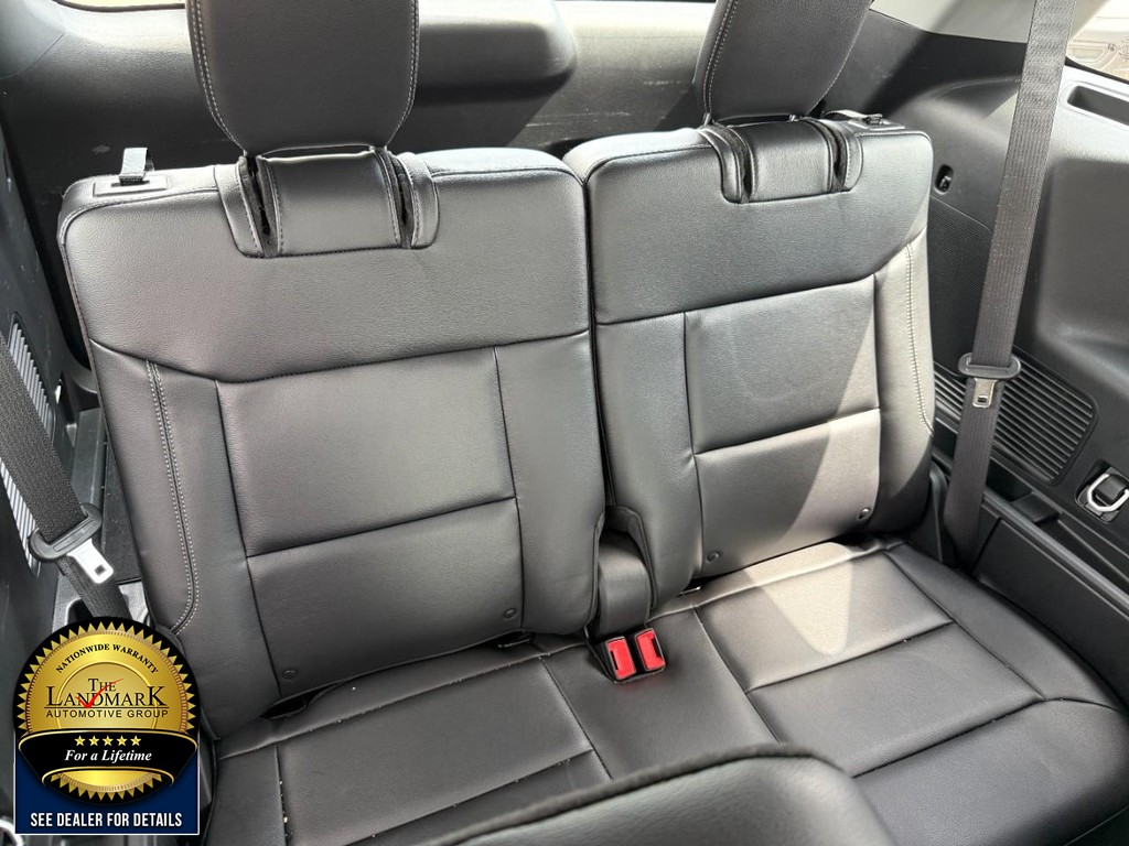 Ford Explorer Vehicle Full-screen Gallery Image 18