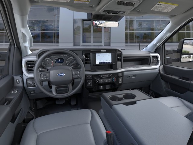 Ford F-550SD Vehicle Full-screen Gallery Image 9
