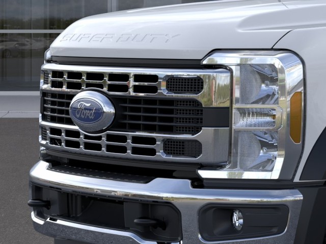 Ford F-550SD Vehicle Full-screen Gallery Image 17