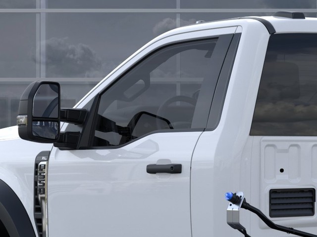 Ford F-550SD Vehicle Full-screen Gallery Image 20