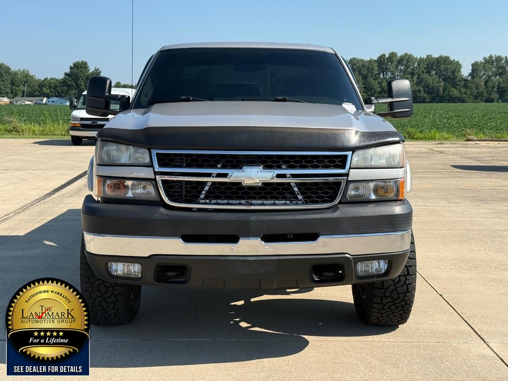 Chevrolet Silverado 2500HD Vehicle Full-screen Gallery Image 2