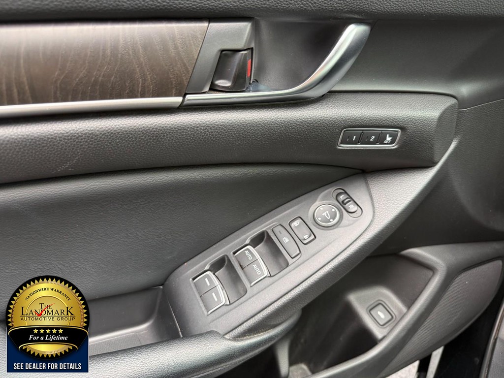 Honda Accord Sedan Vehicle Full-screen Gallery Image 8