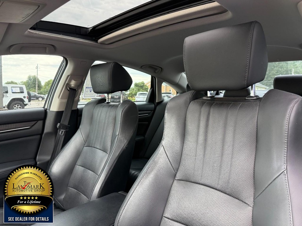 Honda Accord Sedan Vehicle Full-screen Gallery Image 9
