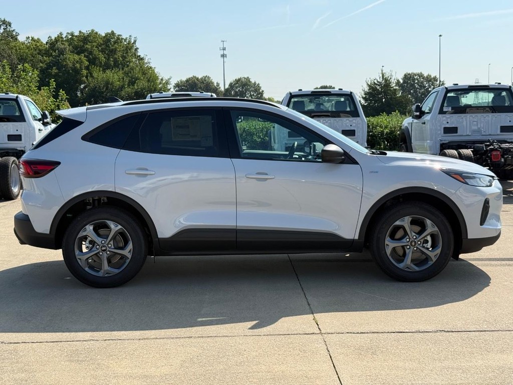 Ford Escape Vehicle Full-screen Gallery Image 4